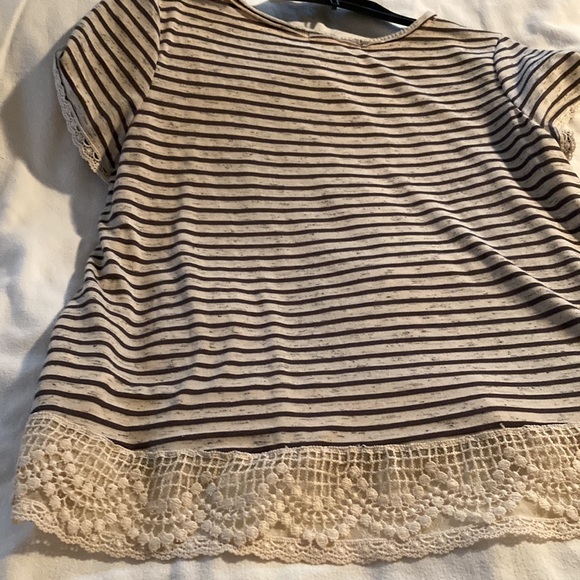 Hi low stripped top with lace at the bottom - Picture 4 of 7